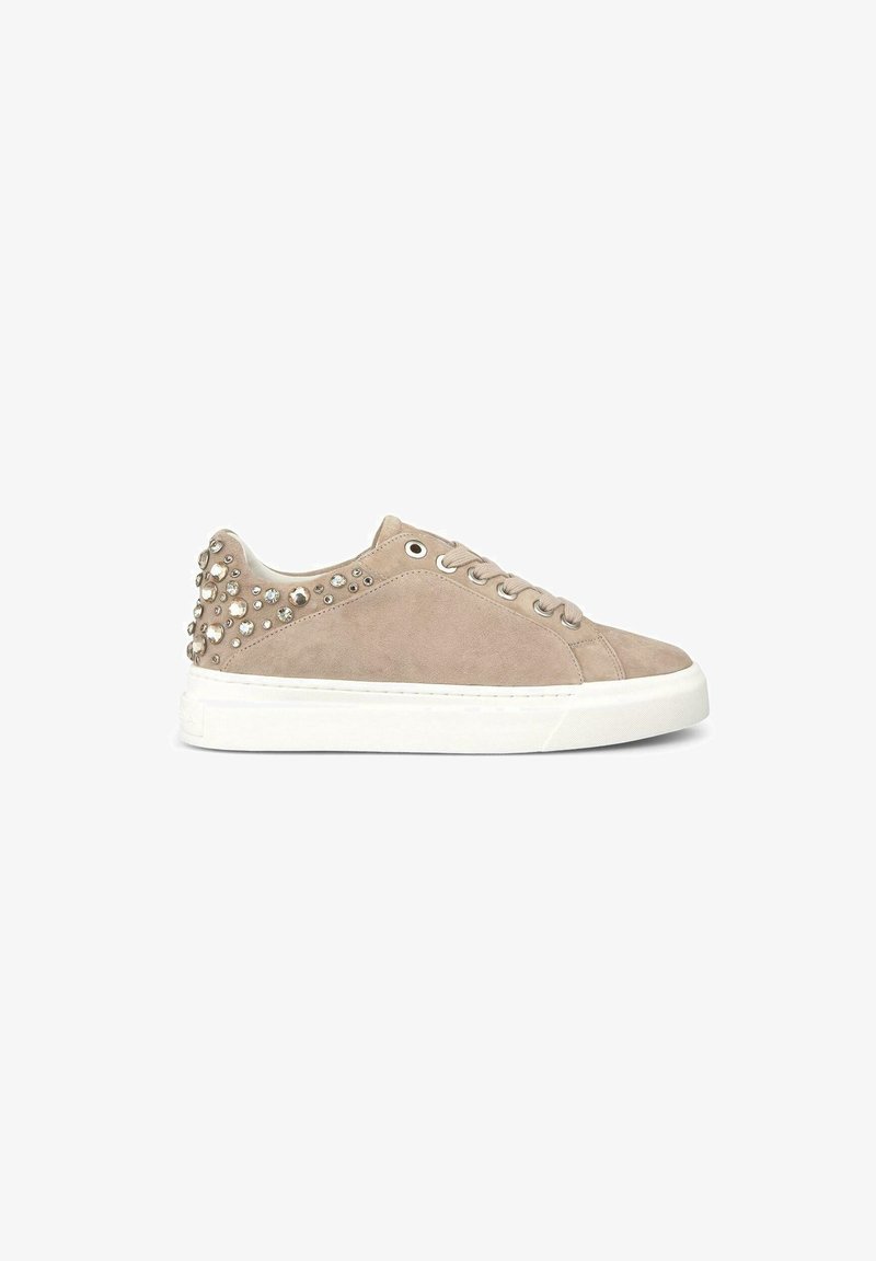 Beige Wildlederschuh mit weißer Gummisohle, runder Zehenpartie und metallicfarbigen Nietenakzenten an der Außenseite, ausgestattet mit klassischem Schnürverschluss.