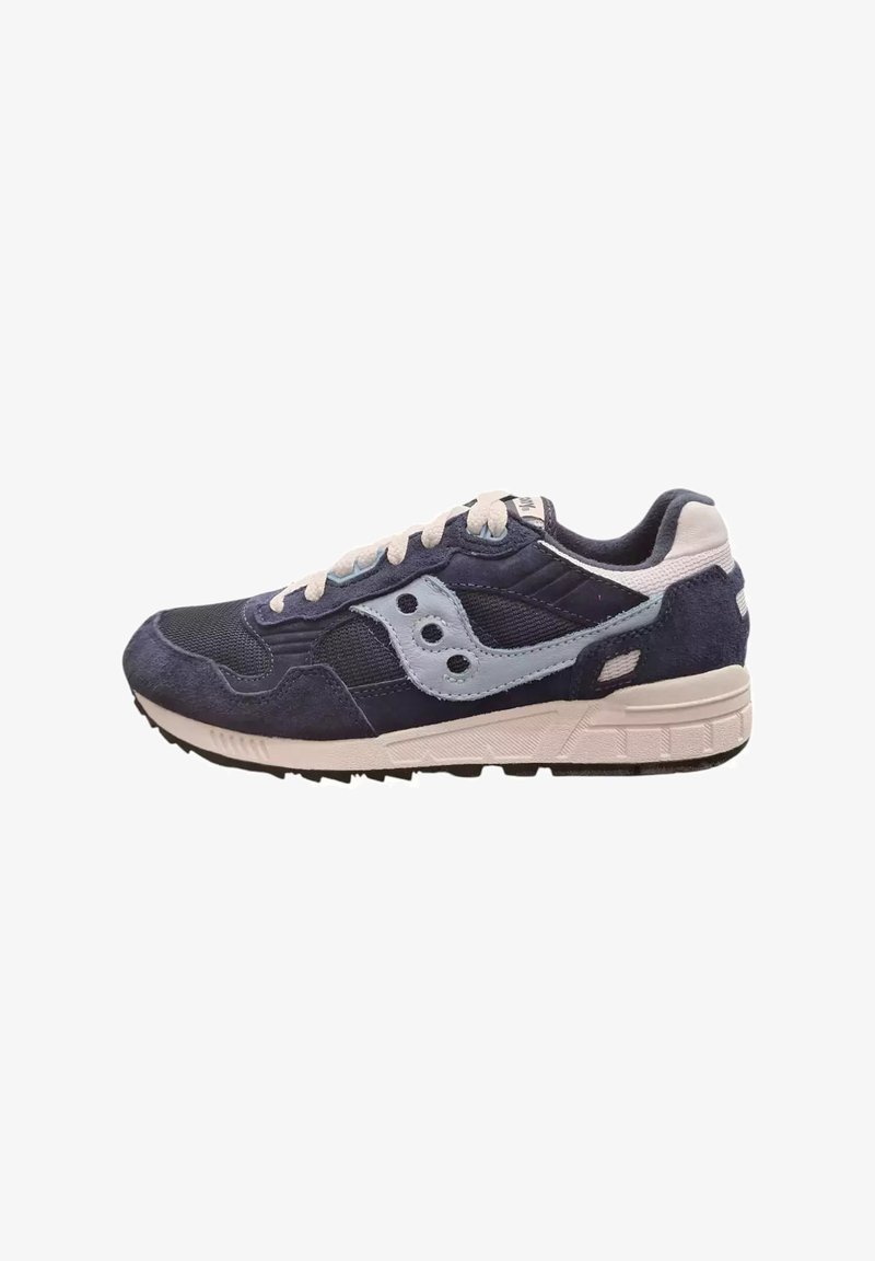 Sneaker blu navy realizzata in camoscio e rete, con un accento azzurro chiaro, lacci bianchi e una suola in gomma nera texturizzata.