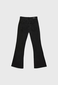 Jeans neri a zampa d'elefante con design a cinque tasche, dotati di etichetta in vita e una texture sottile. Il tessuto appare resistente con una finitura liscia.
