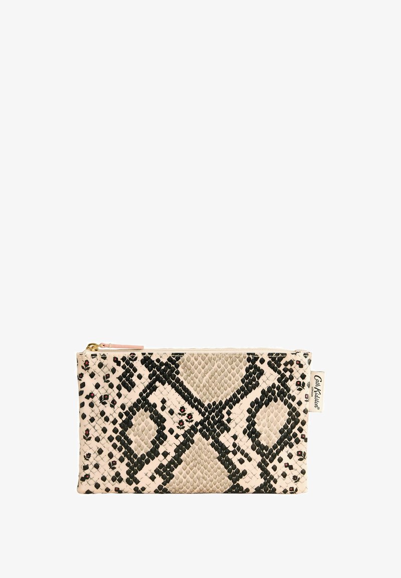 Pochette rectangulaire zippée avec motif peau de serpent beige et noir et petits détails floraux, avec une fermeture éclair dorée et une étiquette Cath Kidston sur le côté.