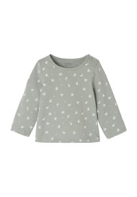 Helles grünes Langarm-Babyshirt mit kleinem weißen Blumenmuster und Knopfdetails am runden Ausschnitt.