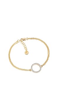 Guld kedjearmband med en rund berlock prydd med klara ädelstenar, lås med spänne och justerbar kedja med en liten tagg.