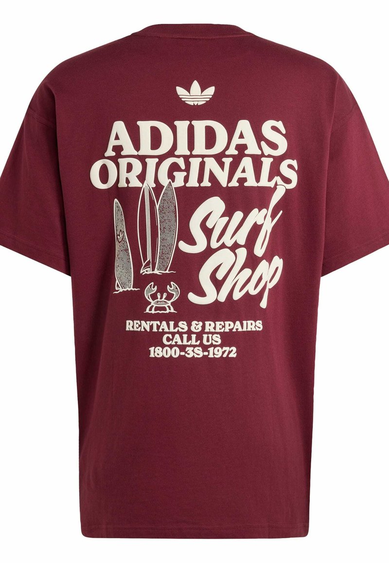 Dunkelrotes T-Shirt mit weißem Adidas Originals Surf Shop Schriftzug, Surfbrett- und Krabben-Grafiken sowie Kontakt für Vermietung und Reparaturen.