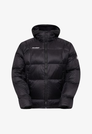 Svart isolerad pufferjacka med hög krage, främre dragkedja och logotyp på vänster bröst. Har en quiltad design och sidofickor.