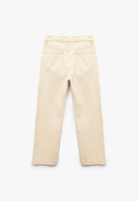 Pantaloni in cotone beige con un design a gamba dritta, dotati di una vita e due tasche posteriori con un sottile dettaglio di cucitura.