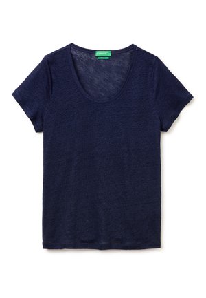 Camiseta de mujer de manga corta en azul oscuro con escote redondo, extendida y plana, mostrando la textura suave de la tela y una etiqueta de marca verde en el interior del cuello.