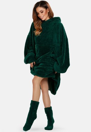 Grüne Plüsch-Hoodie-Decke mit oversized Passform, großer Fronttasche und langen Ärmeln. Inklusive passender weicher Socken. Flauschige Textur im gesamten Design.
