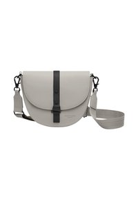 Grå läder crossbody-väska med ett runt lock, svarta remmar och justerbar axelrem. Har en logotyp på framsidan.
