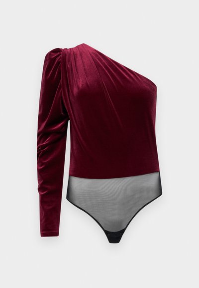 Bodysuit v burgundski žametu, z enim dolgim rokavom in prosojnim črnim mrežastim dnom z pritiski. Gladka tekstura z nabranimi detajli.