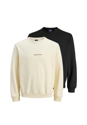 Twee sweaters met een klassiek ontwerp: één in crème met subtiele borduursels en één in zwart. Beide hebben ronde halsen en geribbelde manchetten.