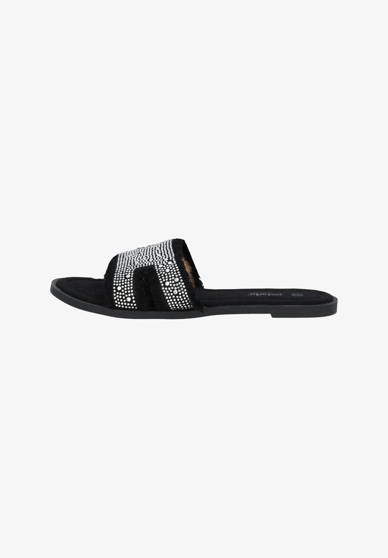 Sandal nera slip-on con suola piatta, caratterizzata da una tomaia testurizzata decorata con rhinestones argentati disposti a strisce.