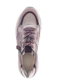 Lace-up sneakers in een mauve kleur, vervaardigd uit textiel en suède, met getextureerde accenten, reflecterende elementen en een gevoerd kraag.