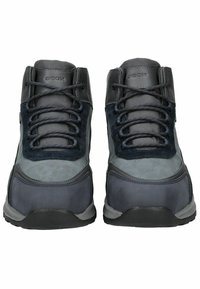 Botas de senderismo Geox en azul oscuro y gris con parte superior de ante y malla, puntera redondeada, ojales reforzados y suela gruesa de goma negra.