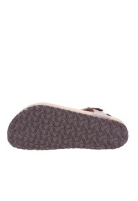 Semelle en caoutchouc marron avec un motif de semelle ondulé. Tige beige clair avec des accents marron foncé et un détail de sangle pour un maintien sécurisé. Bords arrondis.