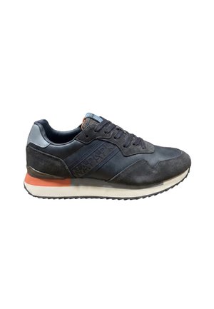 Scarpa da ginnastica nera e grigio scuro con pannelli in camoscio e pelle, lacci neri, suola bianca e arancione e logo "NAPAPIJRI" sul lato.