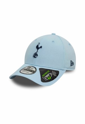 Casquette de baseball bleu clair avec un logo brodé bleu foncé à l'avant. Dispose d'une sangle réglable et d'étiquettes indiquant des matériaux recyclés.
