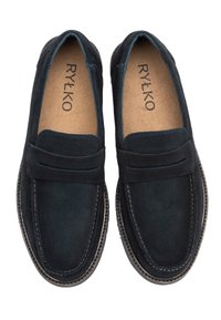 Mocassini din suede navy, cu o textură netedă, detalii cusute și vârf rotunjit. Interiorul prezintă o brant colorat bej deschis cu numele brandului.