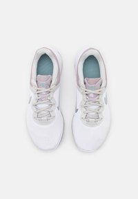 Białe sneakersy z siateczkową cholewką, jasnoszarymi sznurowadłami, turkusowym wnętrzem i lawendowymi akcentami. Posiadają szare logo po boku.