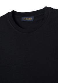 T-shirt nera con girocollo e etichetta del marchio Piombo cucita all'interno del colletto.