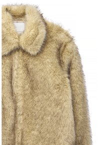 Umelá kožušina s jemnou, nadýchanou textúrou v svetlo béžovej farbe. Obsahuje široký golier a predné zapínanie, čo vytvára warm, objemový vzhľad.