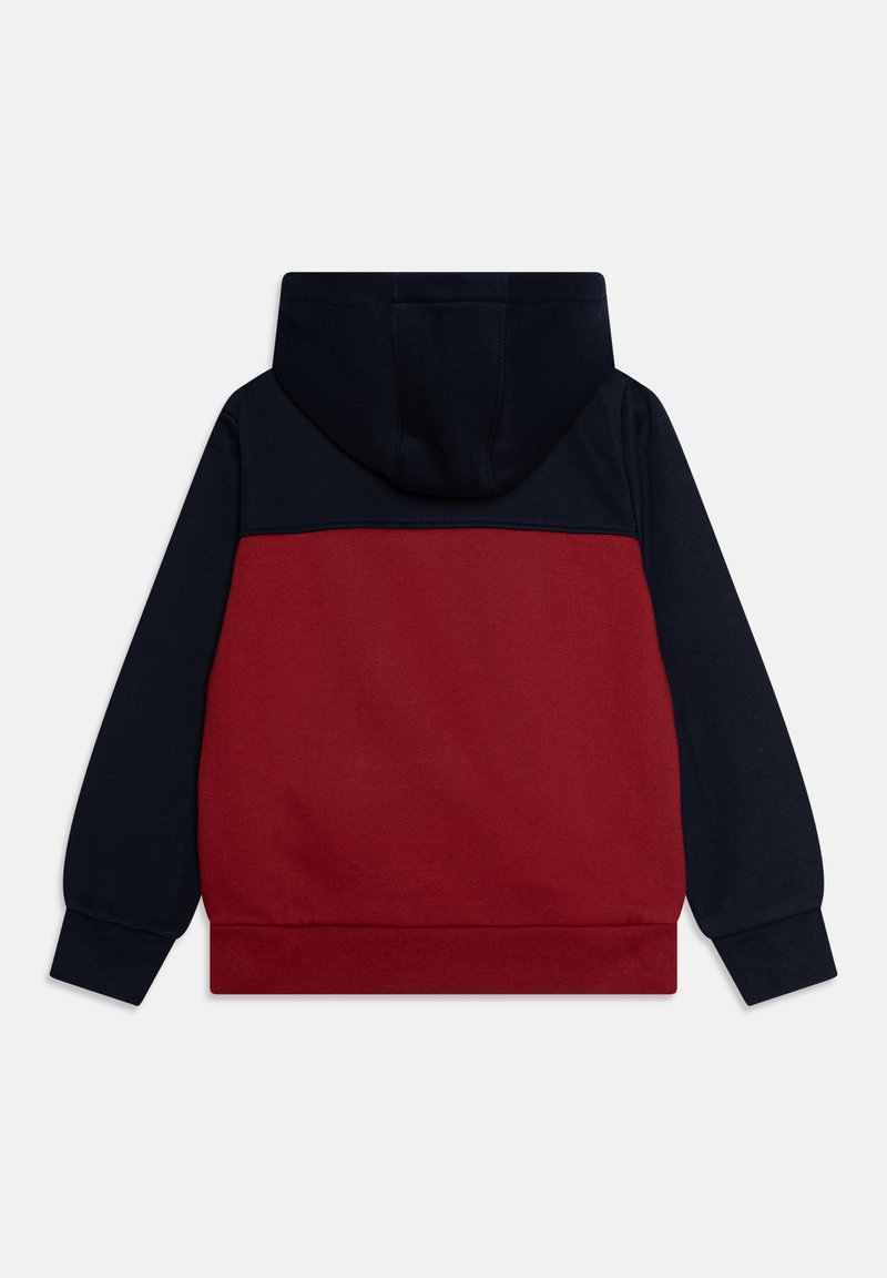 Kapuzensweatshirt mit einem geteilten Design in dunklem Marineblau und Burgunderrot, mit gerippten Bündchen und Saum. Hergestellt aus einem weichen Baumwollmischgewebe.