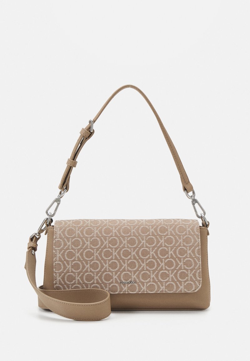 Sac à bandoulière beige avec des bretelles réglables et un rabat couvert d'un motif répétitif du logo "CK", petit texte "Calvin Klein" au centre avant.