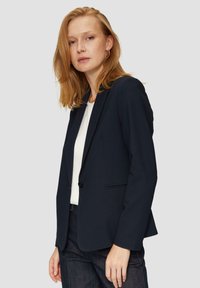 Marineblazer mit taillierter Passform, einer einzigen Knopfleiste und zwei Vordertaschen. Hergestellt aus strukturiertem Stoff, mit Reverskragen.
