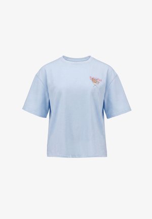 Lyseblå kortærmet T-shirt med en lille tegneserie-bjørn og teksten “Switch Pink” trykt på øverste venstre bryst.