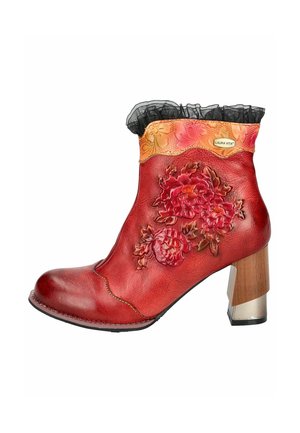 Stivale alla caviglia rosso in pelle con design floreale impressa, bordino in pizzo nero nella parte superiore e un tacco quadrato bicolore con dettagli in legno e metallo.