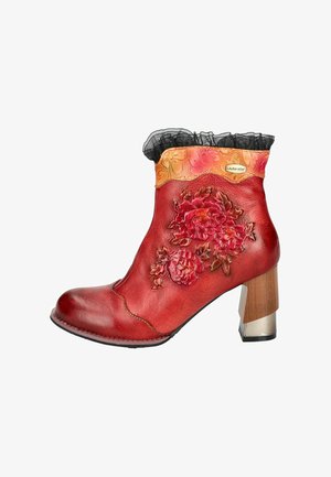 Stivale alla caviglia rosso in pelle con design floreale impressa, bordino in pizzo nero nella parte superiore e un tacco quadrato bicolore con dettagli in legno e metallo.
