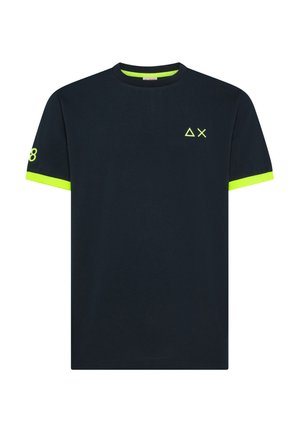 Maglietta nera a maniche corte con polsini delle maniche giallo neon, piccoli simboli a triangolo e a X sul petto, e numero 8 sulla manica sinistra.