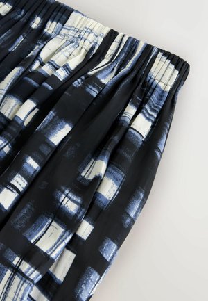 Mustvalge mustriga seelik, millel on kogutud elastne vöökoht, esitleb abstraktseid kujundeid sinistes toonides ja on valmistatud sujuvast, kergest kangast.