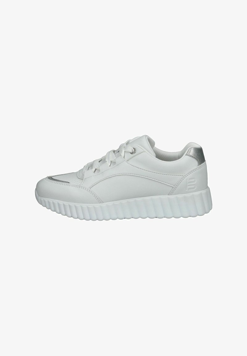 Weiße Sneakers aus glattem Leder mit einer gerippten Gummisohle. Merkmale sind das abgerundete Design, die Schnürung vorne und ein metallischer silberner Akzent an der Ferse.