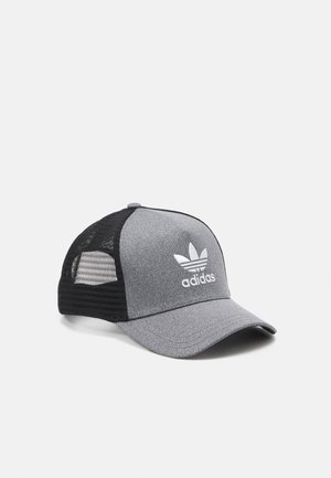 Grå Adidas kasket med sorte mesh-bagpaneler og hvid Adidas trefoil-logo på fronten, vist i en let vinkel på hvid baggrund.