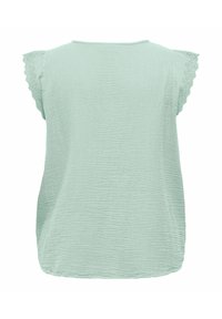 Lichtgroene blouse van een gestructureerde, gekreukt stof. Heeft korte, geschulpte mouwen en een ronde halslijn. De zoom is licht gebogen.
