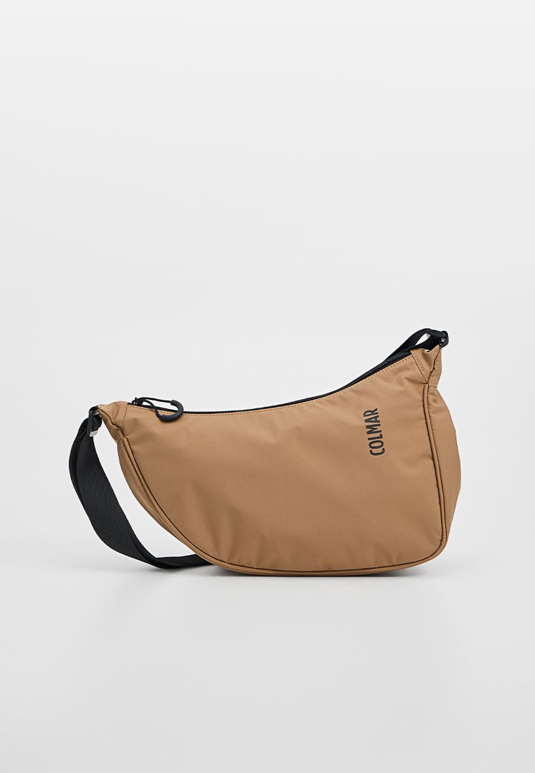 Braune Stoff-Schultertasche mit geschwungenem Design, ausgestattet mit einem schwarzen Riemen und einem Reißverschluss. Der Markenname "COLMAR" ist in Schwarz aufgedruckt.