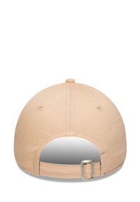 Beige Baseballkappe von hinten gezeigt, mit verstellbarem Stoffband und Metallverschluss auf weißem Hintergrund.