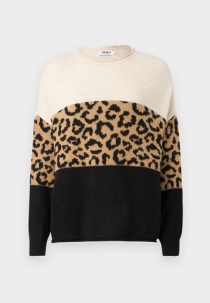 Suéter de punto con cuello redondo. Presenta secciones en crema, beige y negro con un patrón de estampado de leopardo en el área beige. Textura suave.