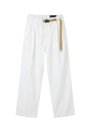 Pantaloni bianchi a gamba larga con pieghe, vita elastica e cintura beige regolabile attaccata con fibbia nera.