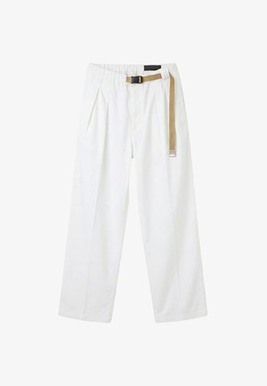 Pantaloni bianchi a gamba larga con pieghe, vita elastica e cintura beige regolabile attaccata con fibbia nera.