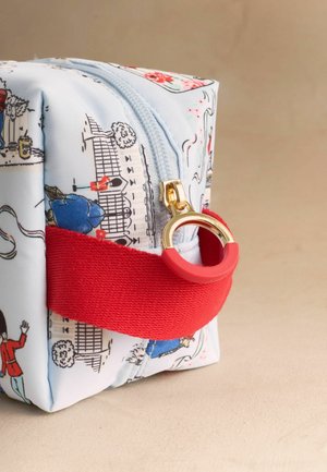 Săculeț mic din material textil cu ilustrații tematice Londra, fermoar albastru, capăt de fermoar auriu și buclă pentru mână din material roșu.