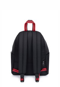 Zaino nero con schienale imbottito, dettagli a righe rosse e tasche laterali, realizzato in tessuto resistente, dotato di spallacci regolabili.