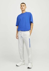 Jack & Jones JOGGING REGULAR FIT - Pantalones deportivos - white melange
