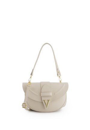 Sac à épaule en cuir beige avec rabat courbé, fermoir doré en forme de V, sangle réglable et poignée d'épaule amovible.