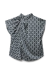 Blusa a righe in bianco e nero con colletto alto, caratterizzata da un design geometrico e un tessuto morbido e fluente. Maniche a cappuccio e dettaglio anteriore drappeggiato.