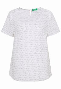 Biała koszula z krótkim rękawem o okrągłym dekolcie z detalem w kształcie otworu. Posiada powtarzający się wzór małych czerwonych i niebieskich kotwic.