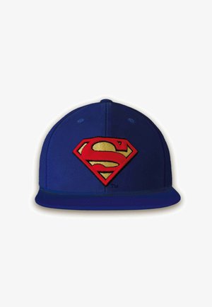 Blaues Stoffmütze mit flachem Schirm, die auf der Vorderseite ein rotes und goldenes Superman-Emblem trägt. Nähte und blaue Lüftungslöcher sind sichtbar.