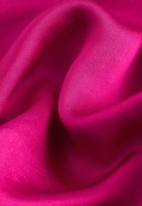 Helles Fuchsia-Gewebe mit einer glatten, satinähnlichen Textur, das einen subtilen Glanz und sanfte Falten aufweist und seine flexible Drapierung zeigt.