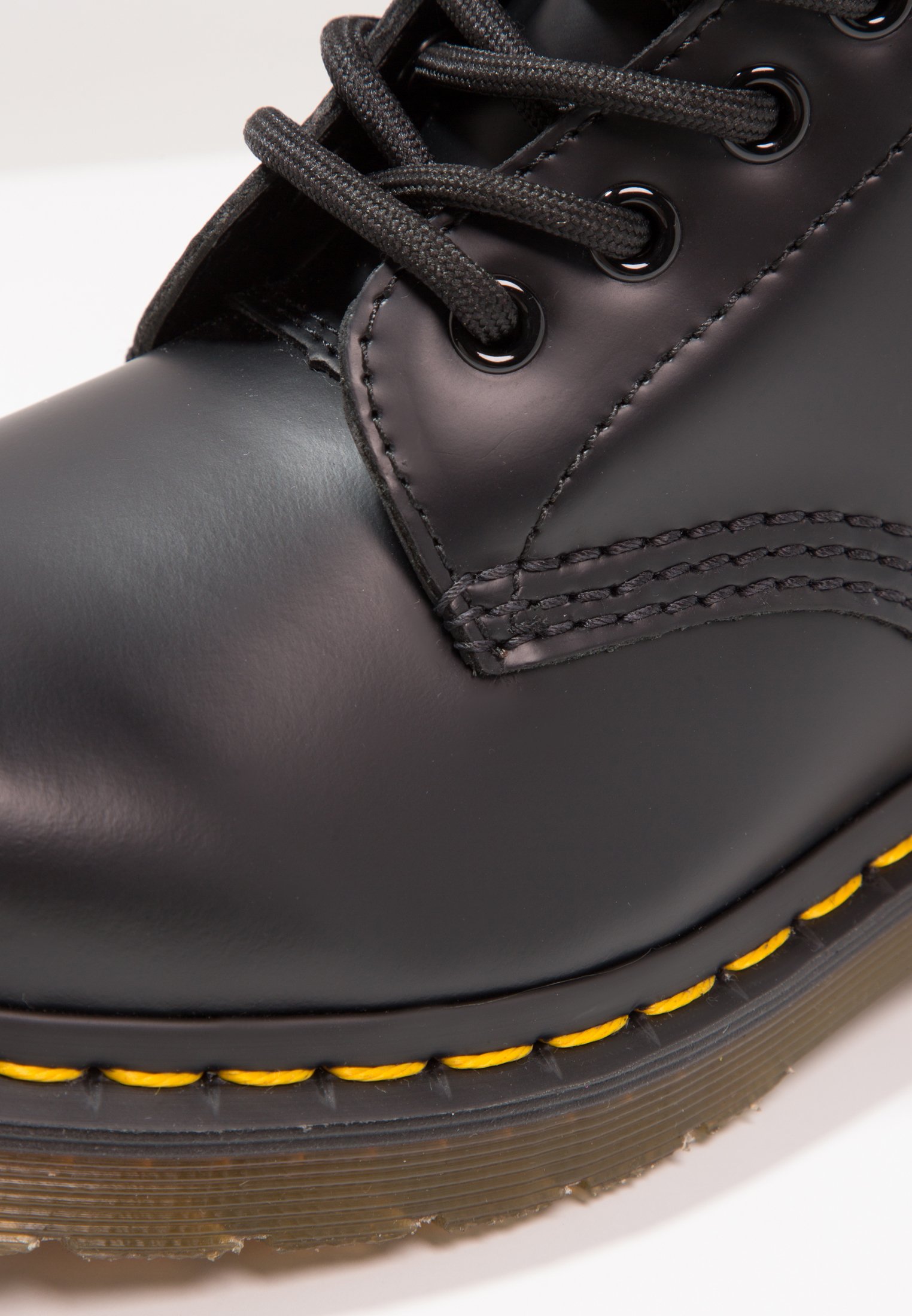 schwarz dr martens