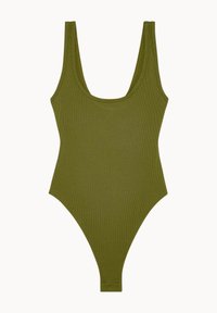 Maillot de bain une pièce en olive, côtelé, avec des bretelles larges, un décolleté en scoop, des jambes échancrées et un design minimaliste. Aucune ornementation.